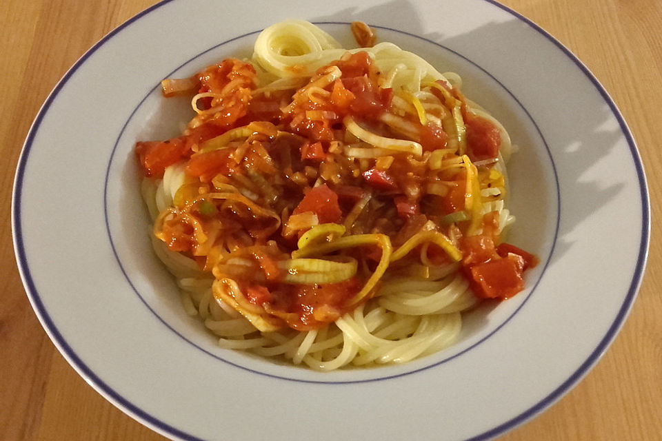 Knoblauch-Spaghetti mit Lauch und Tomate