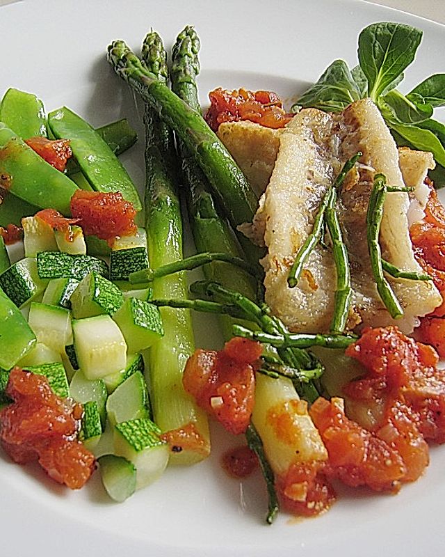 Grenadierfisch mit Frühlingsgemüse und Tomatensauce