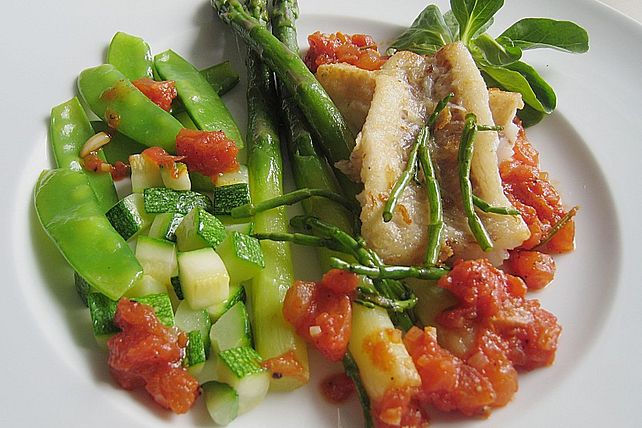 Grenadierfisch mit Frühlingsgemüse und Tomatensauce von schrat| Chefkoch
