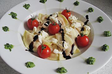 Ravioli mit Tomaten - Mozzarella Füllung, Basilikum-Pesto und Crema All´ Aceto Balsamico