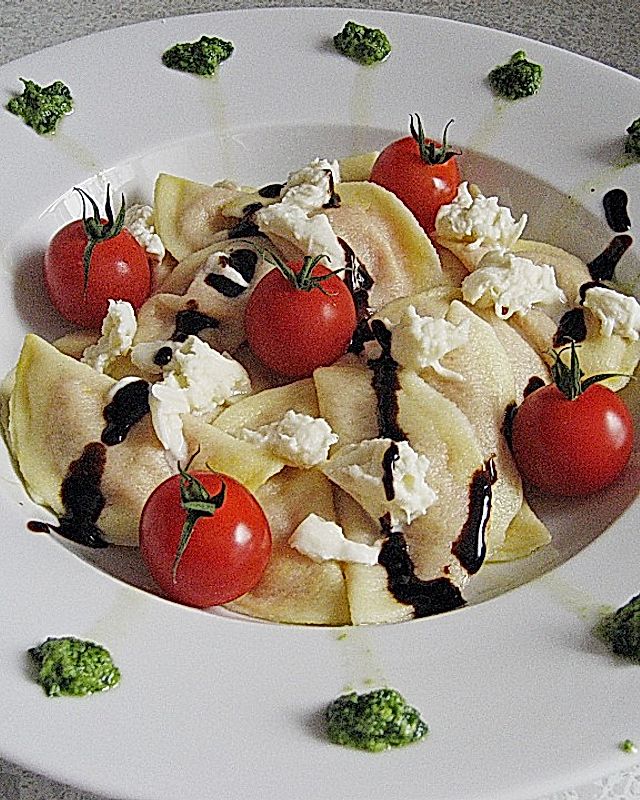 Ravioli mit Tomaten - Mozzarella Füllung, Basilikum-Pesto und Crema All´ Aceto Balsamico