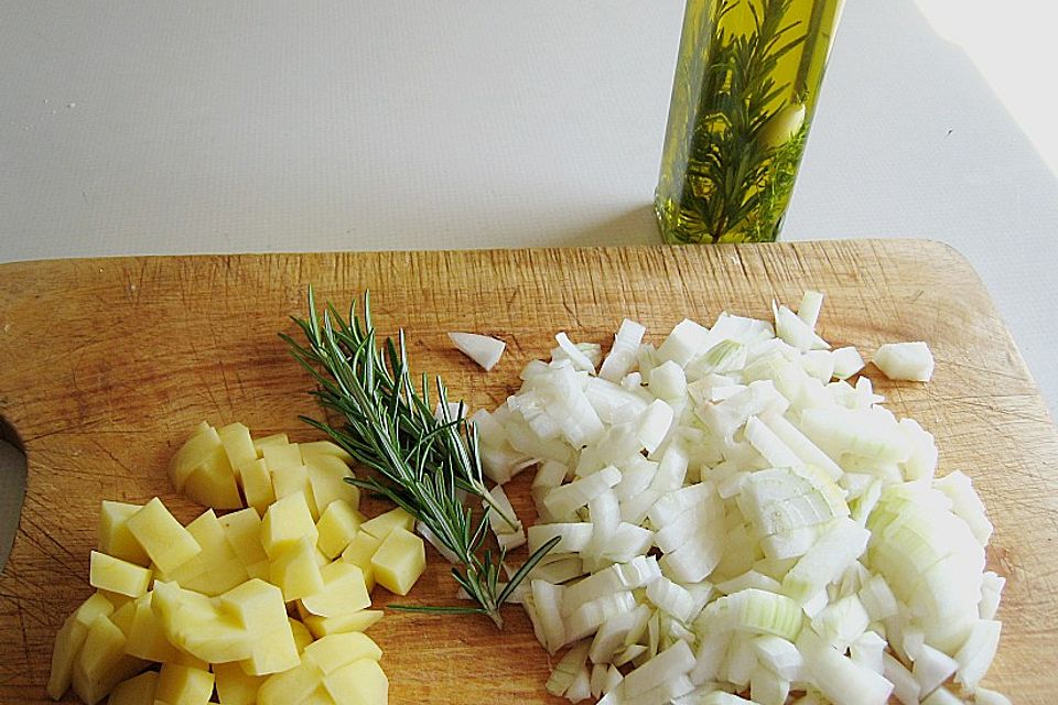 Frikadellen im Zwiebel - Rosmarin - Saucenspiegel mit Zuckerschoten und Kartoffelstroh