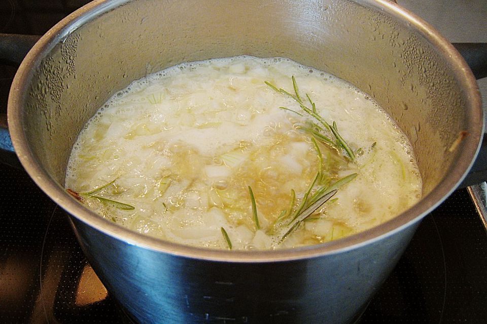 Frikadellen im Zwiebel - Rosmarin - Saucenspiegel mit Zuckerschoten und Kartoffelstroh