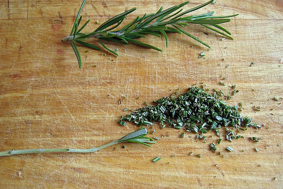 Frikadellen im Zwiebel - Rosmarin - Saucenspiegel mit Zuckerschoten und Kartoffelstroh