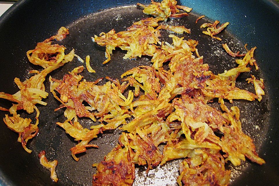 Frikadellen im Zwiebel - Rosmarin - Saucenspiegel mit Zuckerschoten und Kartoffelstroh