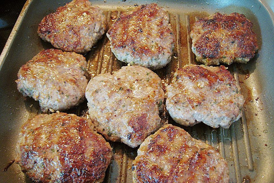 Frikadellen im Zwiebel - Rosmarin - Saucenspiegel mit Zuckerschoten und Kartoffelstroh