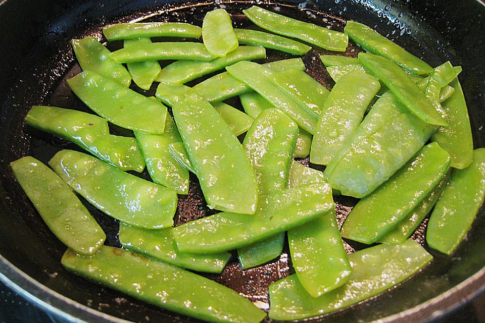 Frikadellen im Zwiebel - Rosmarin - Saucenspiegel mit Zuckerschoten und Kartoffelstroh