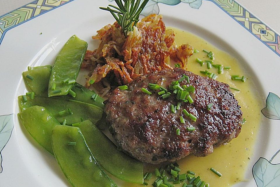 Frikadellen im Zwiebel - Rosmarin - Saucenspiegel mit Zuckerschoten und Kartoffelstroh