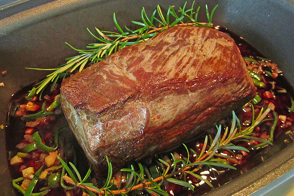 Rinderschmorbraten (NT) im Rosmarinsaucenspiegel an Butterbohnen und Tomatenkompott