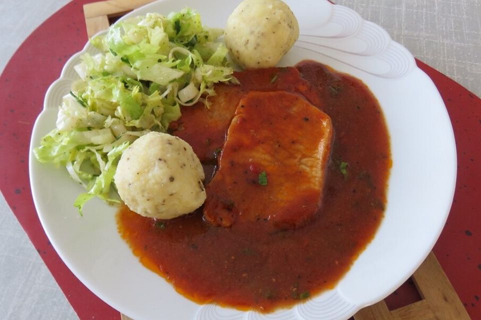 Minutensteaks in Sherrysauce mit frischem Salat und Miniknödeln