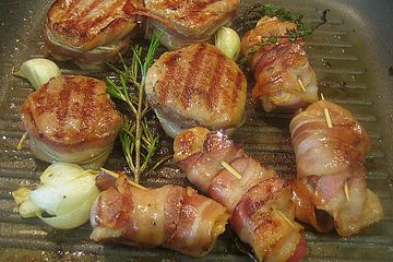 Schweinemedaillons im Baconmantel mit Schwarzwurzeln und Schmortomaten