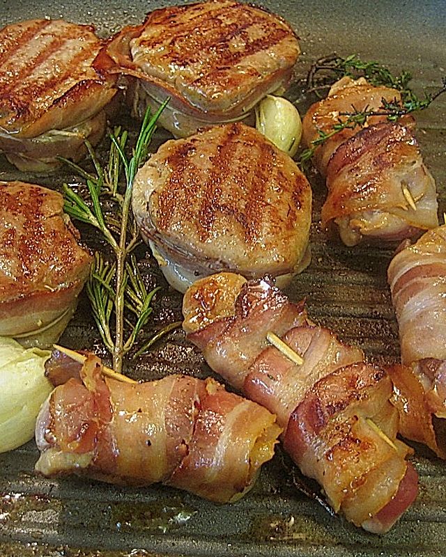 Schweinemedaillons im Baconmantel mit Schwarzwurzeln und Schmortomaten