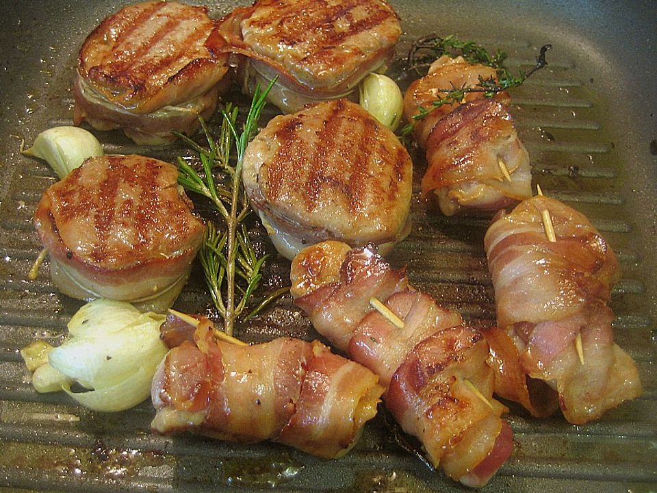 Schweinemedaillons im Baconmantel mit Schwarzwurzeln und Schmortomaten ...