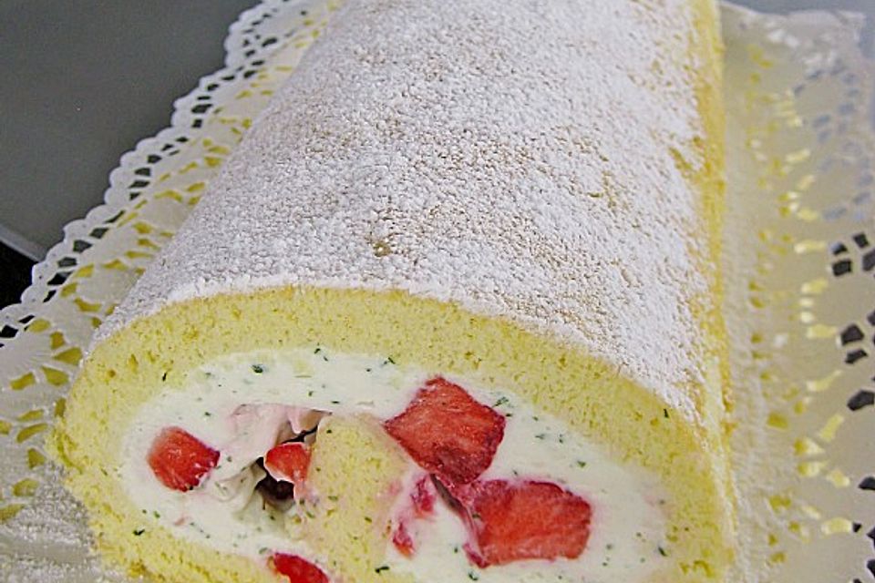 Biskuitroulade mit Erdbeeren und Basilikumcreme