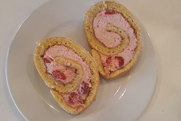 Biskuitrolle mit Erdbeer-Quark-Sahne Füllung