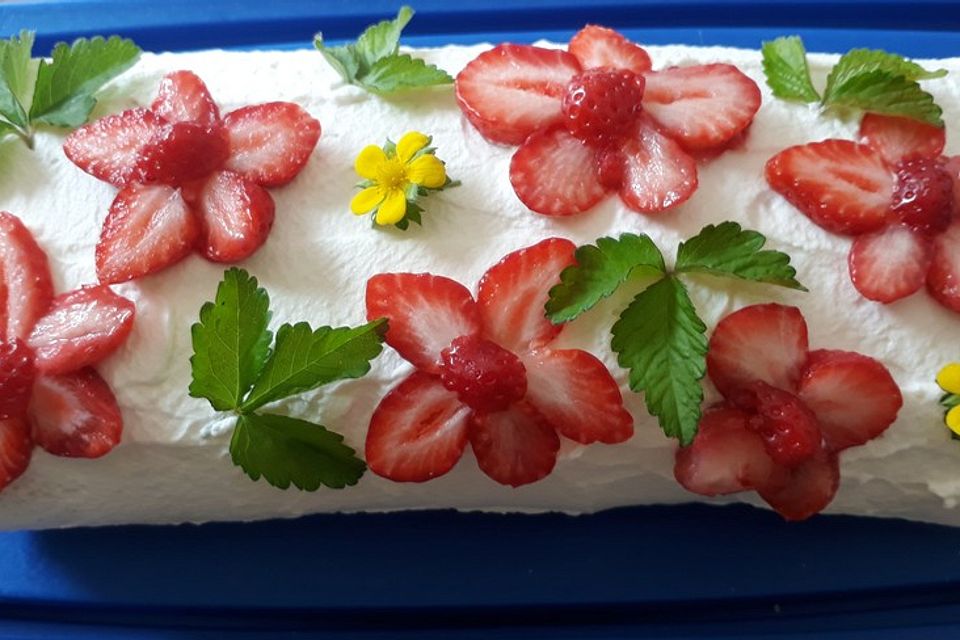 Biskuitrolle mit Erdbeer-Quark-Sahne Füllung