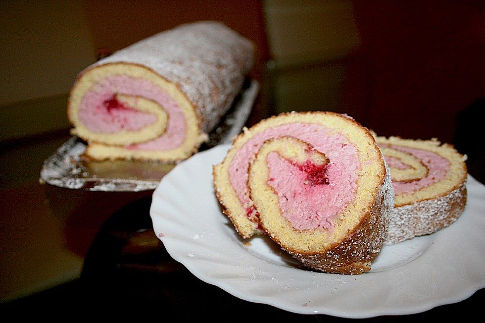 Biskuitrolle mit Erdbeer-Quark-Sahne Füllung