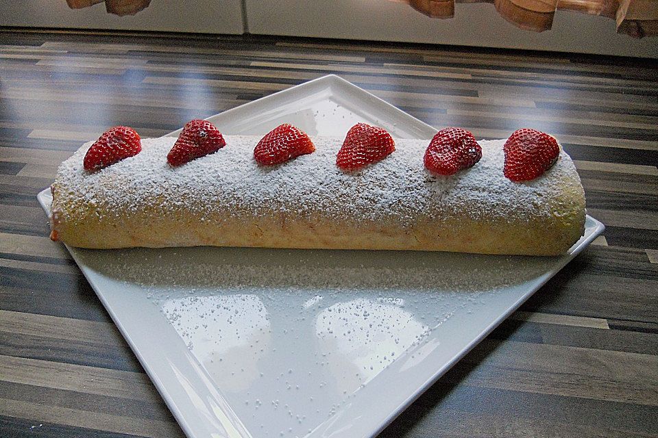 Biskuitrolle mit Erdbeer-Quark-Sahne Füllung