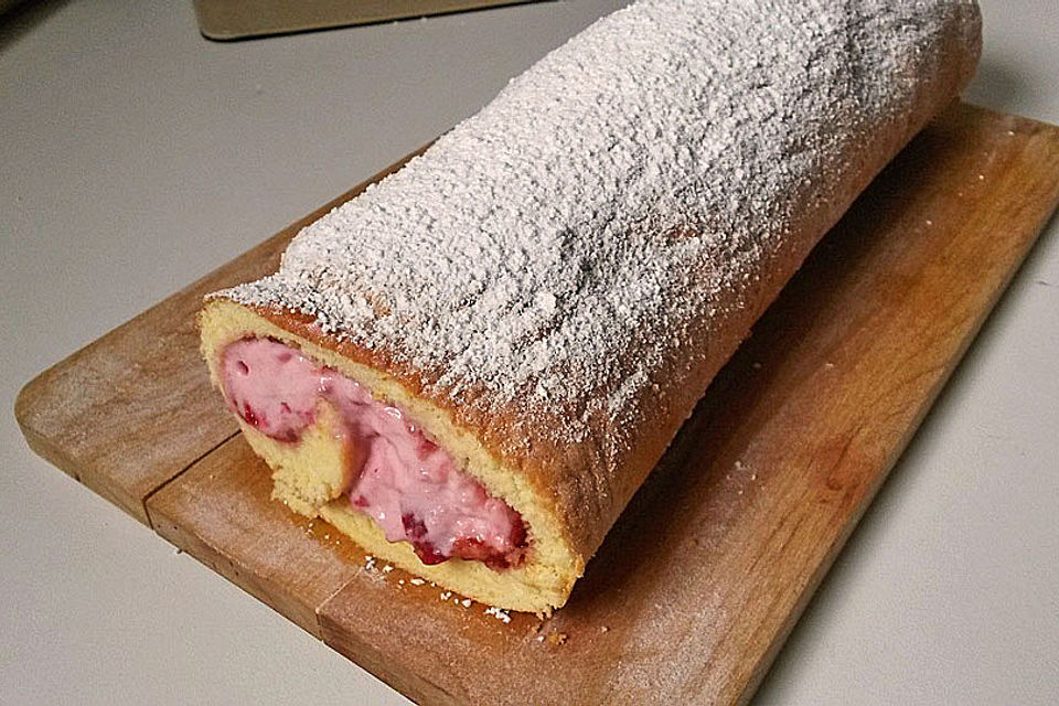 Biskuitrolle mit Erdbeer-Quark-Sahne Füllung