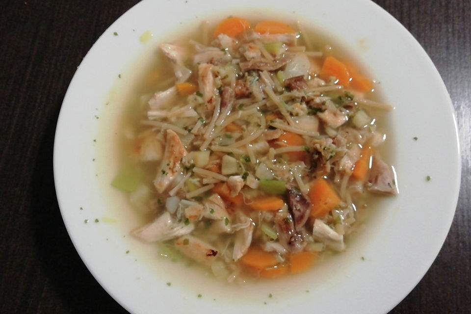 Hühnersuppe mit Nudeln