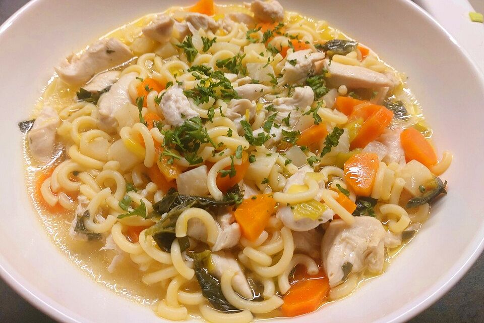 Hühnersuppe mit Nudeln