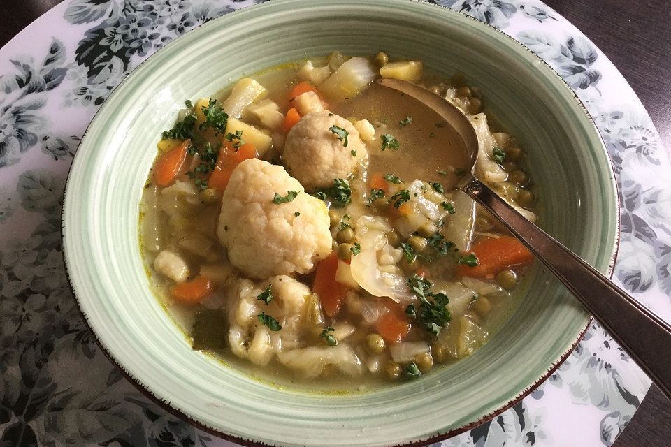 Klare bunte Gemüsesuppe mit Einlage aus kleinen Semmelklößchen