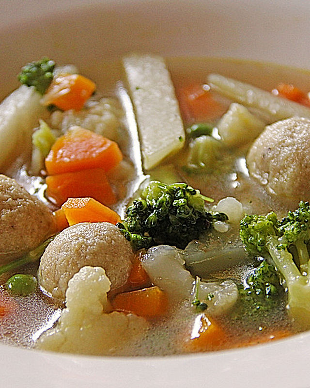 Klare bunte Gemüsesuppe mit Einlage aus kleinen Semmelklößchen