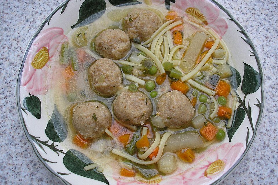 Klare bunte Gemüsesuppe mit Einlage aus kleinen Semmelklößchen