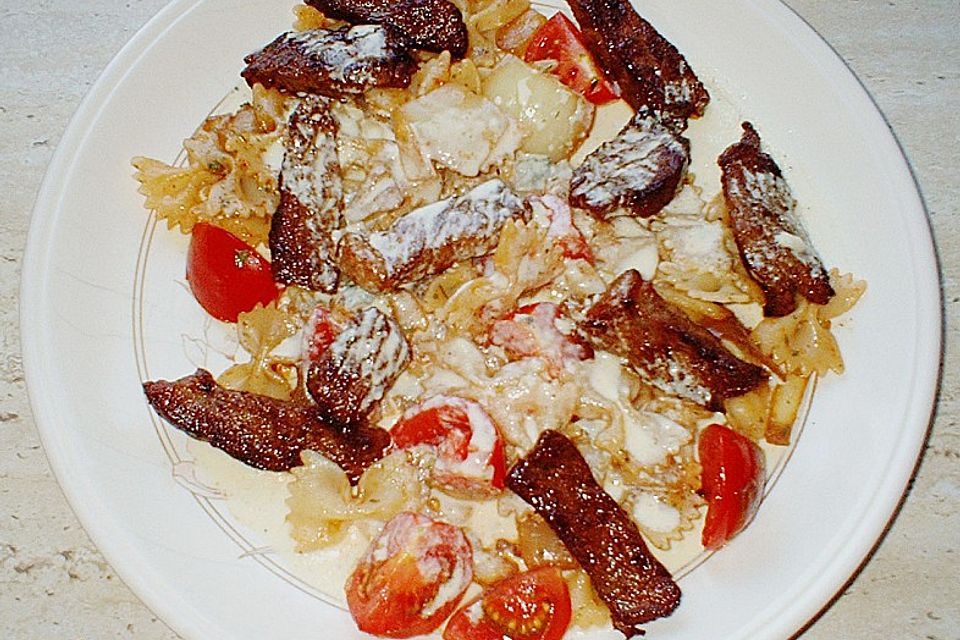 Farfalle und Rumpsteak in Käsesauce