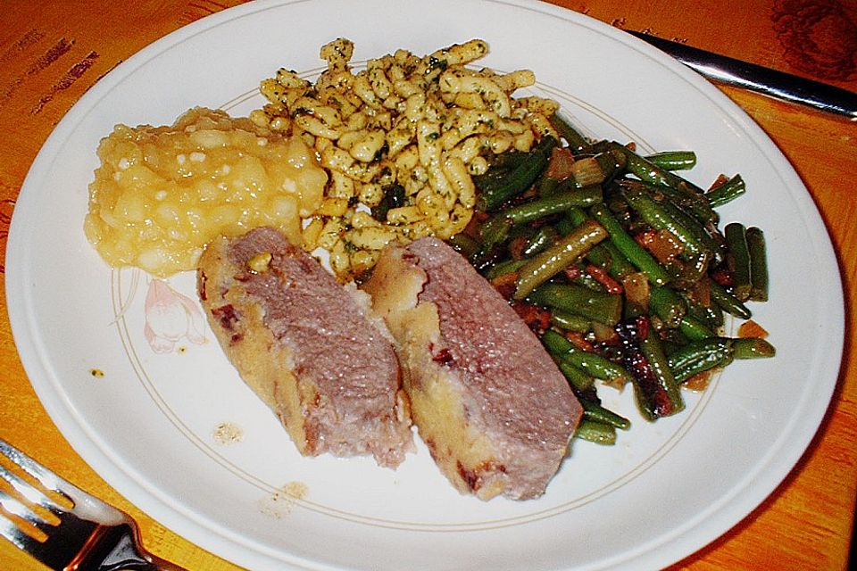 Hirschrückenfilet mit Birnen - Kartoffeln - Preiselbeer - Kruste