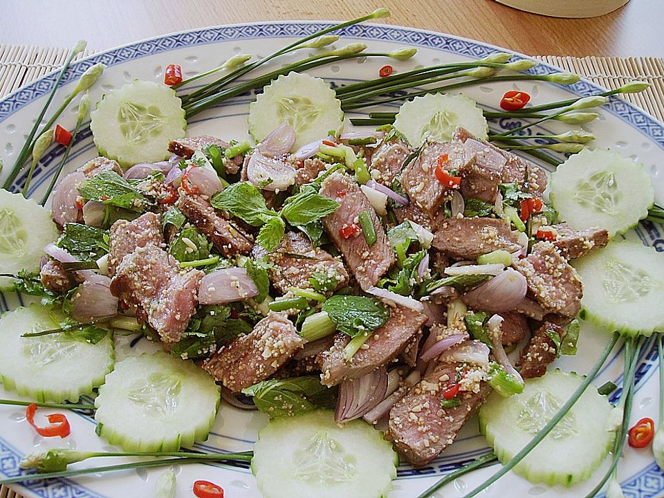 Thai Rindfleisch Salat Mit Minze Und Koriander Waterfall Beef Salad Von Surina Chefkoch