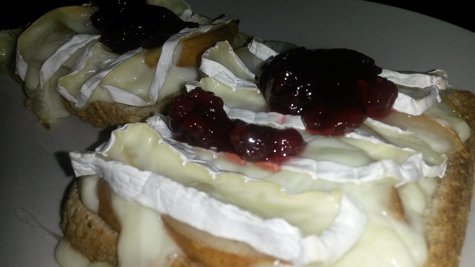 Camembert-Birnen-Toast von Safaro Camembert-Birnen-Toast von Safaro