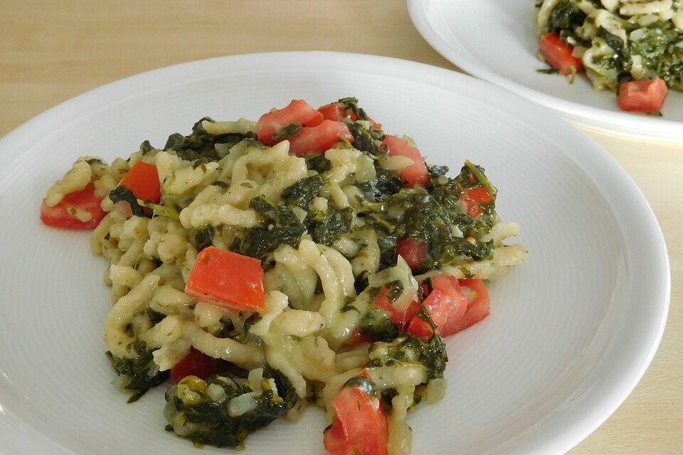 Spätzle mit Tomaten - Spinatsoße