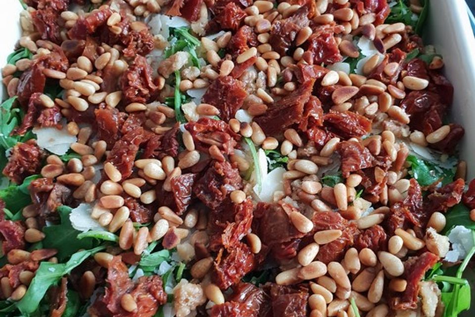 Nudelsalat, kernig, mit Rucola, Tomaten und Parmesan