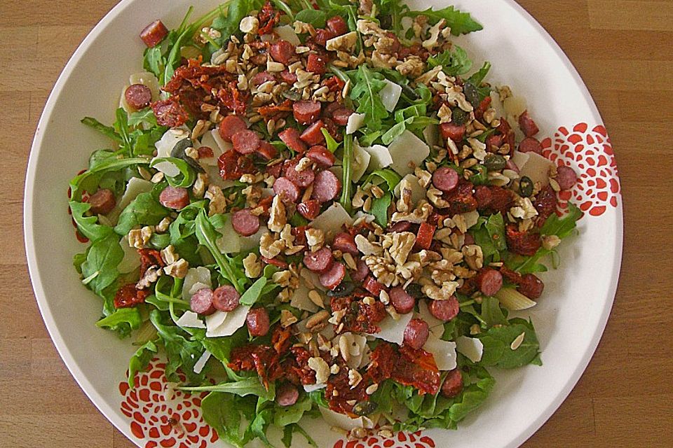 Nudelsalat, kernig, mit Rucola, Tomaten und Parmesan