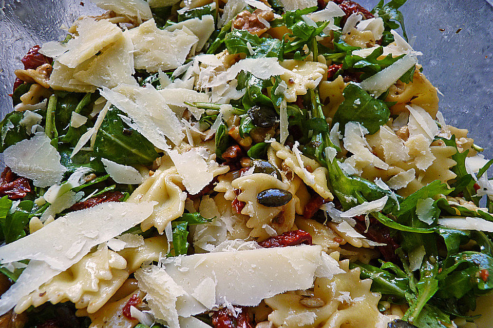 Nudelsalat, kernig, mit Rucola, Tomaten und Parmesan