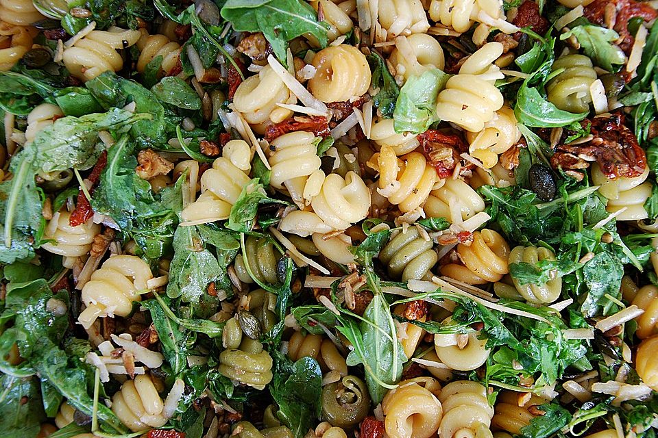 Nudelsalat, kernig, mit Rucola, Tomaten und Parmesan