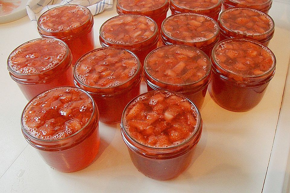 Holunderblüten - Gelee mit Roséwein und Erdbeerstückchen