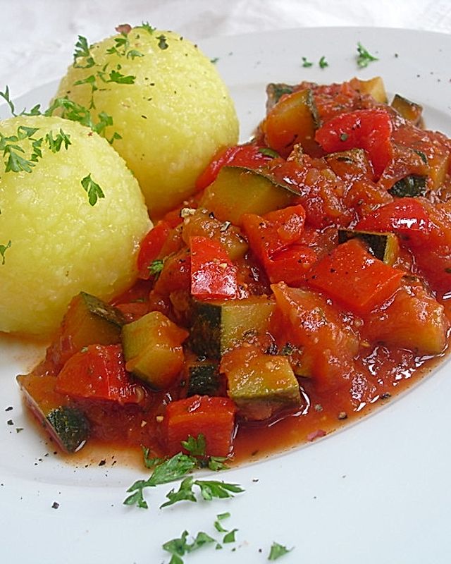 Gemüsesoße mit Zucchini, Paprika und Tomate
