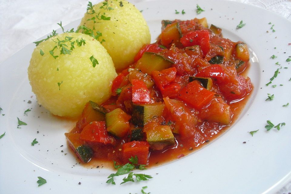 Gemüsesoße mit Zucchini, Paprika und Tomate