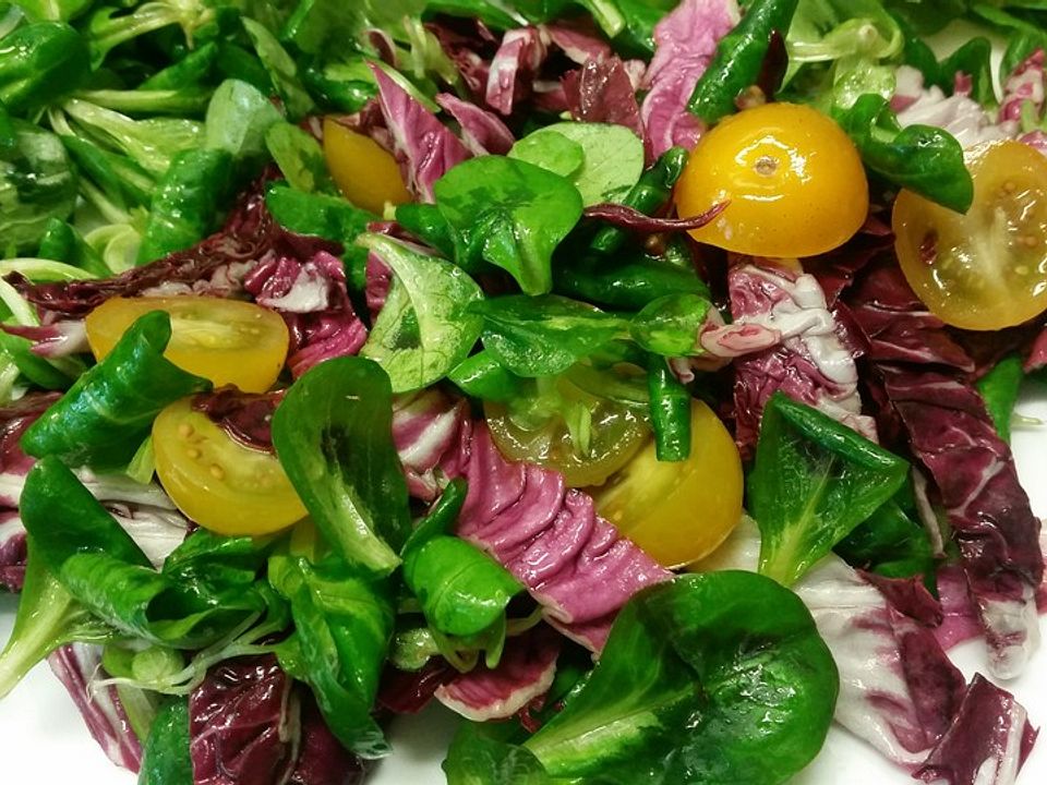 Salatplatte mit Feldsalat, Radicchio und Tomaten von sonnenschweif ...
