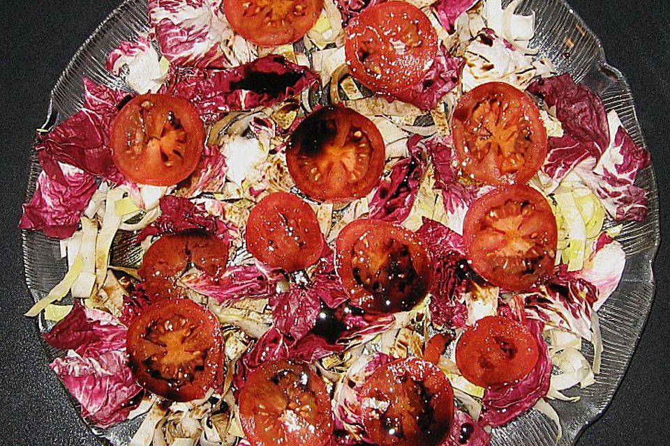 Salatplatte mit Feldsalat, Radicchio und Tomaten