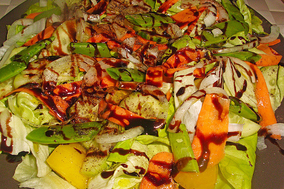 Salatplatte mit Feldsalat, Radicchio und Tomaten