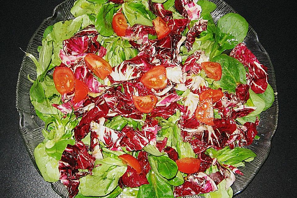 Salatplatte mit Feldsalat, Radicchio und Tomaten