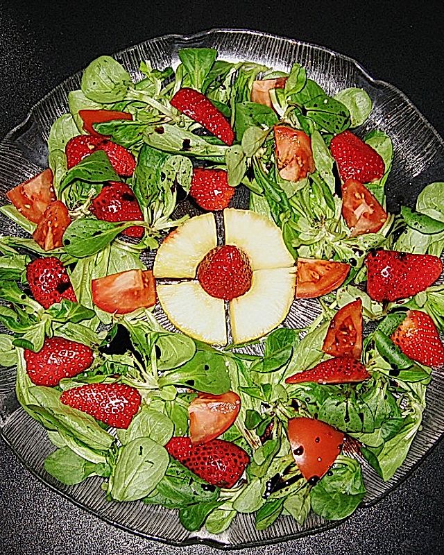 Salatplatte mit Feldsalat, Tomaten, Erdbeeren und Ananas