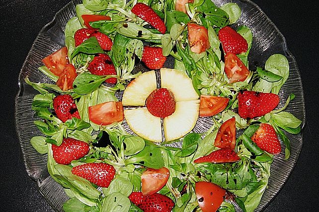 Salatplatte mit Feldsalat, Tomaten, Erdbeeren und Ananas von ...