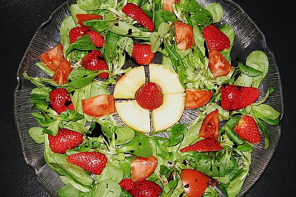 Salatplatte mit Feldsalat, Tomaten, Erdbeeren und Ananas