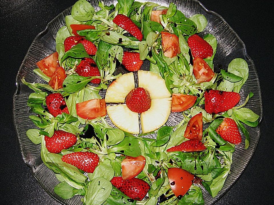 Salatplatte mit Feldsalat, Tomaten, Erdbeeren und Ananas von ...