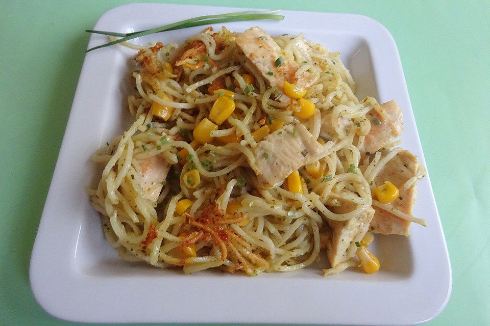 Gebratene Nudeln mit Hühnchenbrustfilet