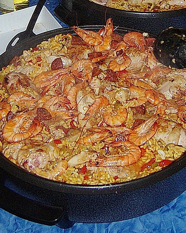 Paella mit Fisch, Fleisch, Geflügel und Meeresfrüchten